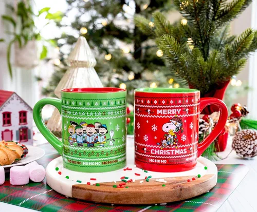 Vista 3 de Peanuts Charlie Brown y Snoopy Suéteres Navideños Tazas de Cerámica, Juego de 2 Tazas de Café de 14 Onzas