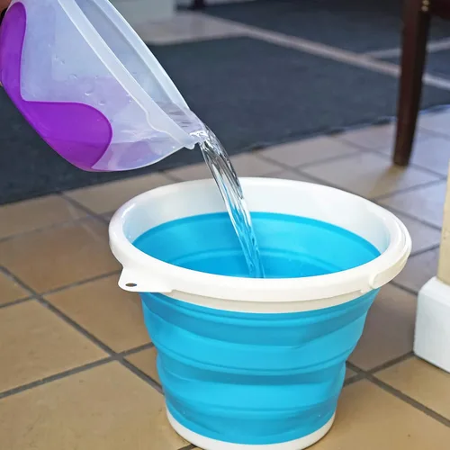 Vista 6 de Cubo plegable de silicona para galones – Capacidad de 2.65 galones, azul, portátil y ahorra espacio
