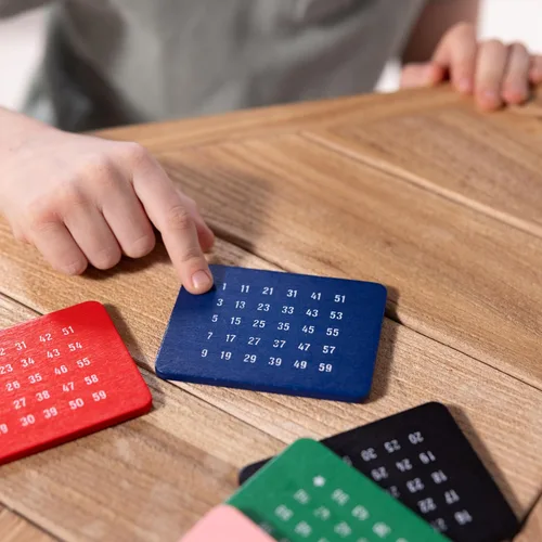 Vista 7 de Juego de magia de madera maciza con 10 trucos clásicos Melissa & Doug Deluxe