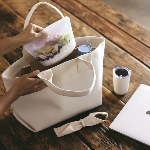 Vista 3 de Bolsa de almacenamiento de alimentos reutilizable de silicona premium Stasher, transparente, apta para microondas, Sous Vide, lavavajillas, horno