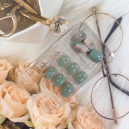 Vista 6 de LPOODDNU 24 uñas postizas cuadradas cortas, diseño de hoja verde lago, uñas acrílicas brillantes de cobertura completa, material ABS, para mujer