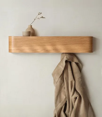 Vista 12 de Kazai. Perchero de pared 'Toke' – Perchero de diseño moderno con ganchos ocultos de pared – Perchero de panel de chapa de madera maciza – Roble