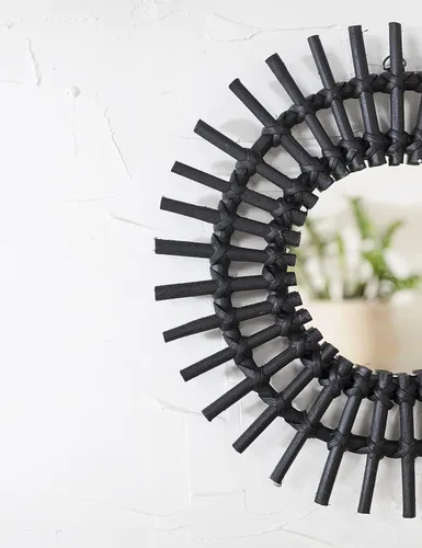 Vista 6 de Madhu International Espejo de pared de ratán, pieza decorativa Negro
