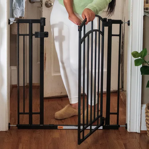 Vista 10 de Ingenuity Puerta decorativa multiusos extra alta con paso para bebé, se adapta a aberturas de 28.5 a 48 pulgadas (paquete de 1), metal negro