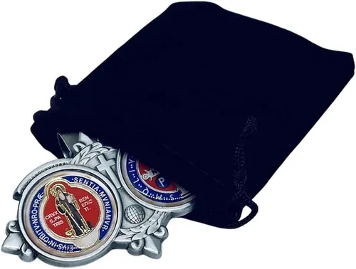 Vista 2 de Amazing Saints St. Benedict Auto Visor Clip Accesorio con Bolsa de Regalo