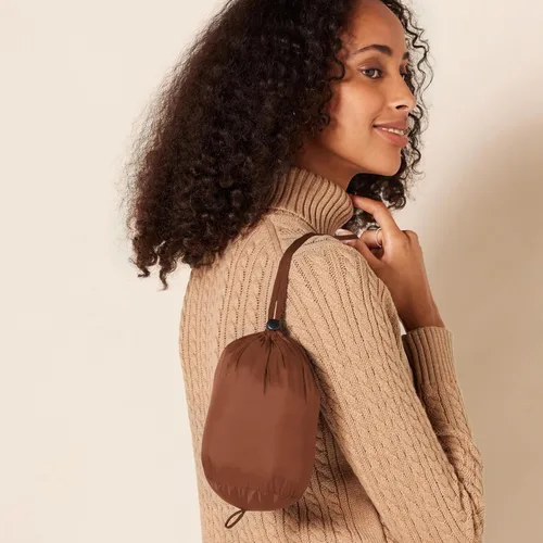 Vista 4 de Tienda Essentials - Abrigo acolchado, ligero y resistente al agua con capucha para mujer, disponible en talla extragrande