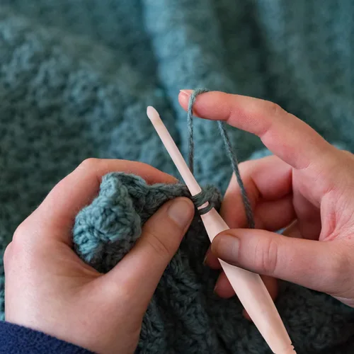 Vista 3 de Divit Shilp Ganchos de ganchillo Alpha con mango ergonómico, aguja de tejer hecha a mano de resina de 7 pulgadas, tejido de hilo para manualidades