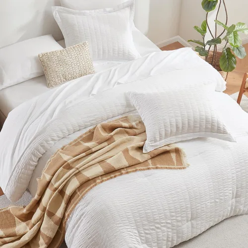 Vista 4 de CozyLux - Juego de edredón doble con sábanas de 5 piezas, color blanco con textura de sirsaca en una bolsa para niñas, juego de ropa de cama de lujo
