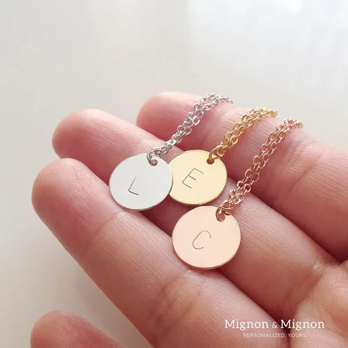 Vista 5 de Delicado collar de disco con iniciales Collar con iniciales de oro rosa Regalo personalizado de mejor amiga o dama de honor.