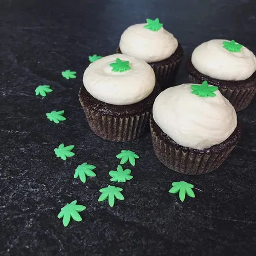 Vista 6 de The Sugar Lab Gránulos de hojas de cáñamo – Decoraciones comestibles de fiesta de marihuana – sin CBD y THC – Decoración de pasteles y cobertura
