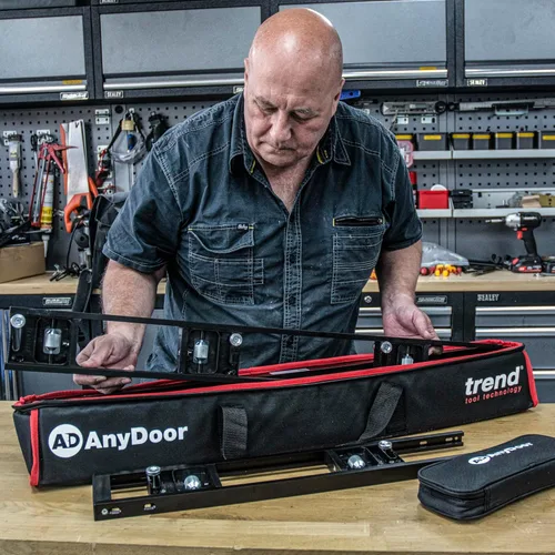 Vista 5 de Kit de Instalación de Puerta Trend, Incluye Plantilla Ajustable AnyDoor Jig (2'6"–9'), Elevador Operado con el Pie, Soporte y Broca de Router