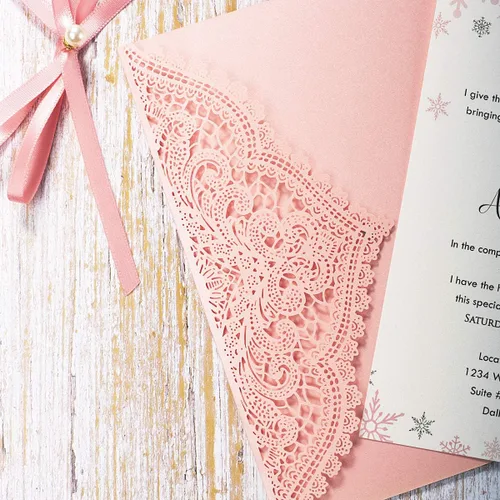 Vista 6 de 5.12 x 7.28 pulgadas, 50 unidades de invitaciones de boda de encaje hueco en blanco rosa con sobres y perlas Bowknot tarjetas de invitación