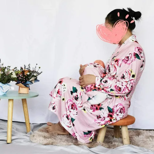 Vista 4 de SUFEINI Conjunto de bata de maternidad y manta de bebé a juego, bata de mamá con manta de recepción para niñas y niños