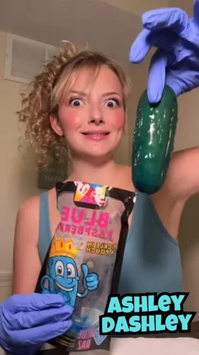 Vista 4 de Kit de Pepinillos de Frambuesa Azul - Con Triturado de Algodón de Azúcar - Bolsa de Regalo de Dulces - (13 PIEZAS) Regalos de Cumpleaños Para Niños