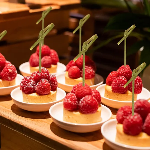 Vista 6 de Paquete de 200 palillos de cóctel de nudo de bambú de 3.5 pulgadas, palillos de dientes largos y elegantes con nudo en bucle, palillos de comida