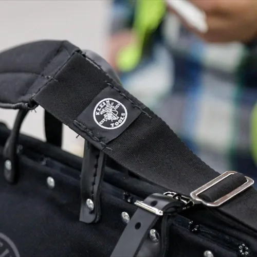 Vista 2 de Klein Tools 58889 Correa de hombro acolchada ajustable, de 37 a 55 pulgadas, para bolsa de herramientas Klein Tools y serie 5003