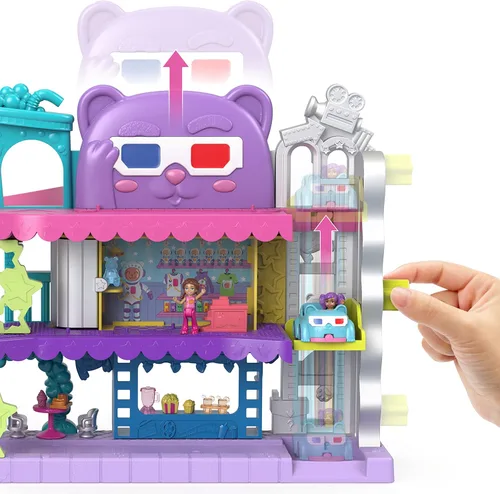Vista 4 de Polly Pocket Pollyville Muñecas y juego de juego, autocine con 2 micro muñecas, 1 auto de juguete y 11 accesorios