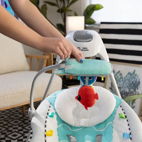 Vista 12 de Baby Einstein Ocean Explorers Musical Compact, columpio ligero para bebé, 6 velocidades multidirección, vibraciones, música, sonidos, 0-9 meses, Gris