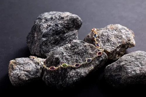 Vista 4 de Barzel Tobillera baguette bañada en oro de 18 quilates y cristal multicolor