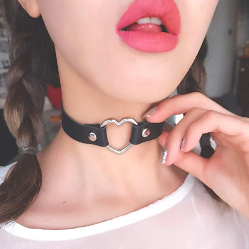Vista 2 de ETHOON Gargantilla ajustable de piel con corazón, estilo punk, estilo gótico, collar suave con cadena, para mujeres y niñas