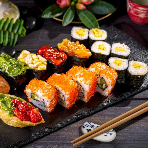 Vista 2 de Kit de fabricación de sushi, kit de rodillo profesional para hacer sushi con guía que incluye alfombrilla de bambú, molde de corte, cuchillo