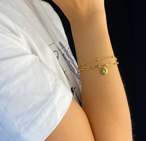 Vista 3 de JoycuFF Pulseras de iniciales de capa para adolescentes, niñas, mujeres, pulseras de oro de 18 quilates con cuentas para ella, cadena de eslabones