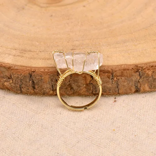 Vista 2 de Anillo envuelto en alambre de piedra áspera de cristal de cuarzo blanco natural, tono de oro amarillo