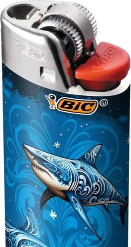 Vista 3 de BIC Maxi encendedor de bolsillo, colección de tatuajes de edición especial, varios diseños únicos de encendedores, bandeja de 50