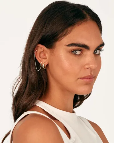 Vista 2 de PAVOI Aretes de cadena de oro de 14 quilates para mujer Aretes de aro de doble piercing Aretes de aro de perlas de circonita cúbica para mujer