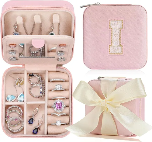 Parima Regalos para mujeres Pequeño joyero con inicial, organizador de joyas, caja de joyería, regalos de cumpleaños, mamá, amigas, hermana, dama