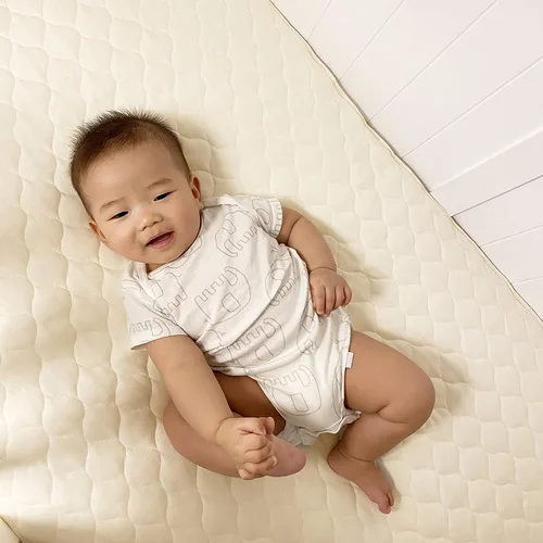 Vista 3 de Colchón de cuna portable con diseño impermeable y natural, de American Baby Company, Natural
