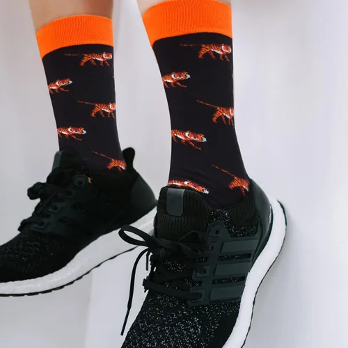 Vista 4 de Makabo- Calcetines de vestir coloridos, divertidos y casuales para hombre.