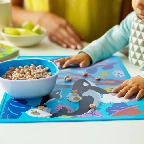 Vista 3 de Munchkin® WildLove - Mantel individual reversible de silicona para niños, 1 unidad, Orca