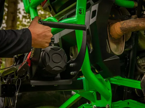 Vista 3 de SuperATV Cabrestante negro de 6000 libras con soporte de receptor de cabrestante resistente de hasta 12,000 libras, chapado en acero de 1/4