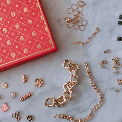 Vista 5 de Make It Real: Cadenas y Abalorios de Juicy Couture, Kit de Pulseras DIY, Incluye 12 Abalorios de Juicy Couture, Hace hasta 5 Pulseras, Ayuda a
