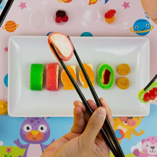 Vista 5 de Raindrops Gummy Candy Sushi Mini Bento Box con 9 piezas – 5 tipos de rollos de sushi y guarniciones – Hecho de malvaviscos, regaliz, tiras agrias