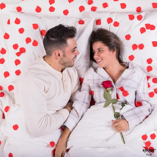 Vista 7 de KatchOn, Globos en forma de corazón negro y rojo XL, paquete de 1012 Pétalos de rosa roja para noches románticas, decoraciones románticas