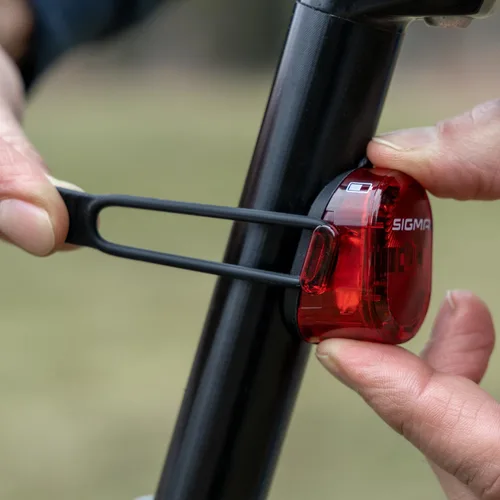 Vista 5 de SIGMA Nugget II Flash - Luz trasera para bicicleta, compacta, recargable, fácil fijación a los postes de asiento, estándar, modos intermitentes