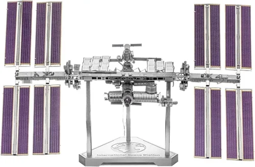 Vista 3 de Metal Earth Fascinations Premium Series Estación Espacial Internacional 3D Kit de modelo de metal con pinzas