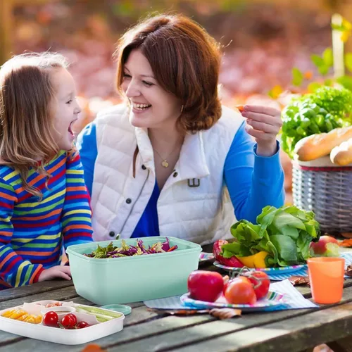 Vista 6 de Caperci Recipiente grande para ensalada para el almuerzo, lonchera Bento para adultos de 68 onzas, bandeja de 5 compartimentos, 2 tazas de salsa