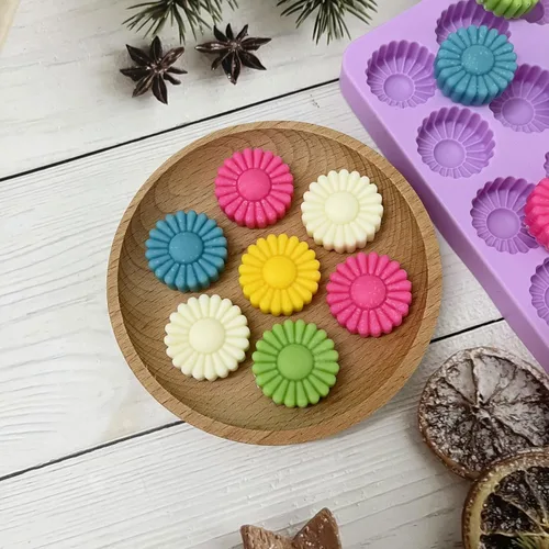 Vista 3 de Moldes de silicona para dulces de margaritas, 70 cavidades, moldes de silicona de chocolate morado, moldes de oso de goma con raspador