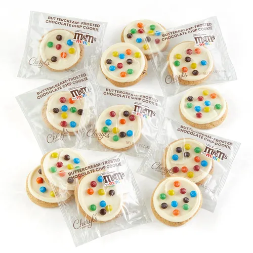 Cheryl's Cookies Galletas con chispas de chocolate con M&M'S Minis - Caramelos de chocolate con leche, glaseados con crema de mantequilla, Kosher,