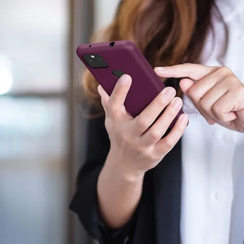 Vista 4 de kwmobile Funda compatible con Google Pixel 5a 5G - Funda protectora de silicona TPU suave y delgada - Violeta burdeos