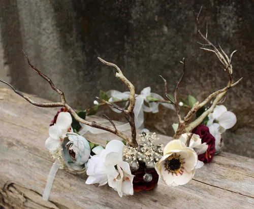 Vista 3 de LLinfflr Diadema de cuernos de ciervo con flores y cuernos para el cabello, diadema de flores para fiesta, disfraz de cosplay