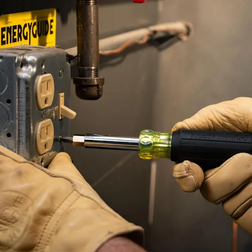 Vista 5 de Klein Tools 32500 - Juego de destornillador/llave de tuerca 11 en 1, 8 puntas (Phillips, ranuradas, Torx, cuadradas), 3 tamaños de llave de tuerca