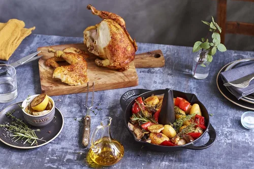 Vista 5 de Staub Asador vertical de pollo de hierro fundido de 9.5 pulgadas, negro mate, fabricado en Francia Mate negro