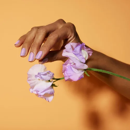 Vista 9 de Dazzle Dry Mini Kit Sistema de 4 Pasos - Lila Encantadora - Un morado pálido con un efecto de brillo rosa. Brillo de cobertura completa.