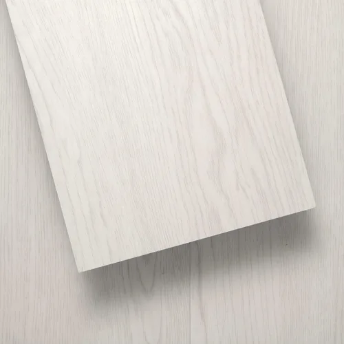 Vista 13 de LUCiDA SURFACES - Baldosas de vinilo de lujo, azulejos autoadhesivos para instalar uno mismo, 12 tablones con apariencia de madera, BaseCore - Blanc