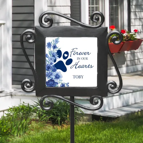 Vista 2 de Estaca de jardín conmemorativa personalizada para mascotas Forever in Our Hearts Paw Print Tribute