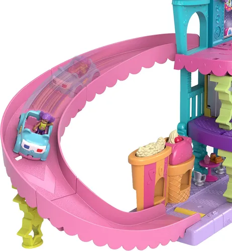 Vista 2 de Polly Pocket Pollyville Muñecas y juego de juego, autocine con 2 micro muñecas, 1 auto de juguete y 11 accesorios